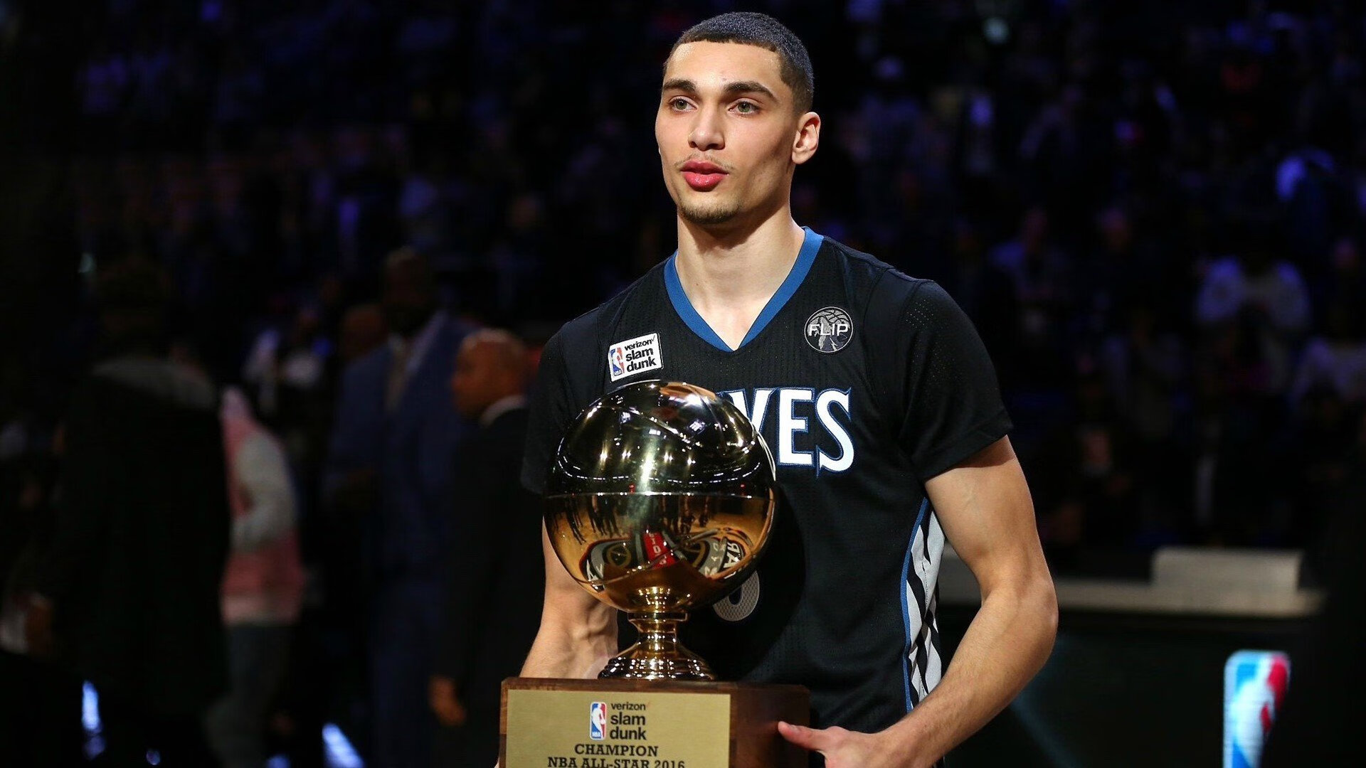 欧冠冠军巡游：曼彻斯特街头蓝海涌动 球迷高唱队歌