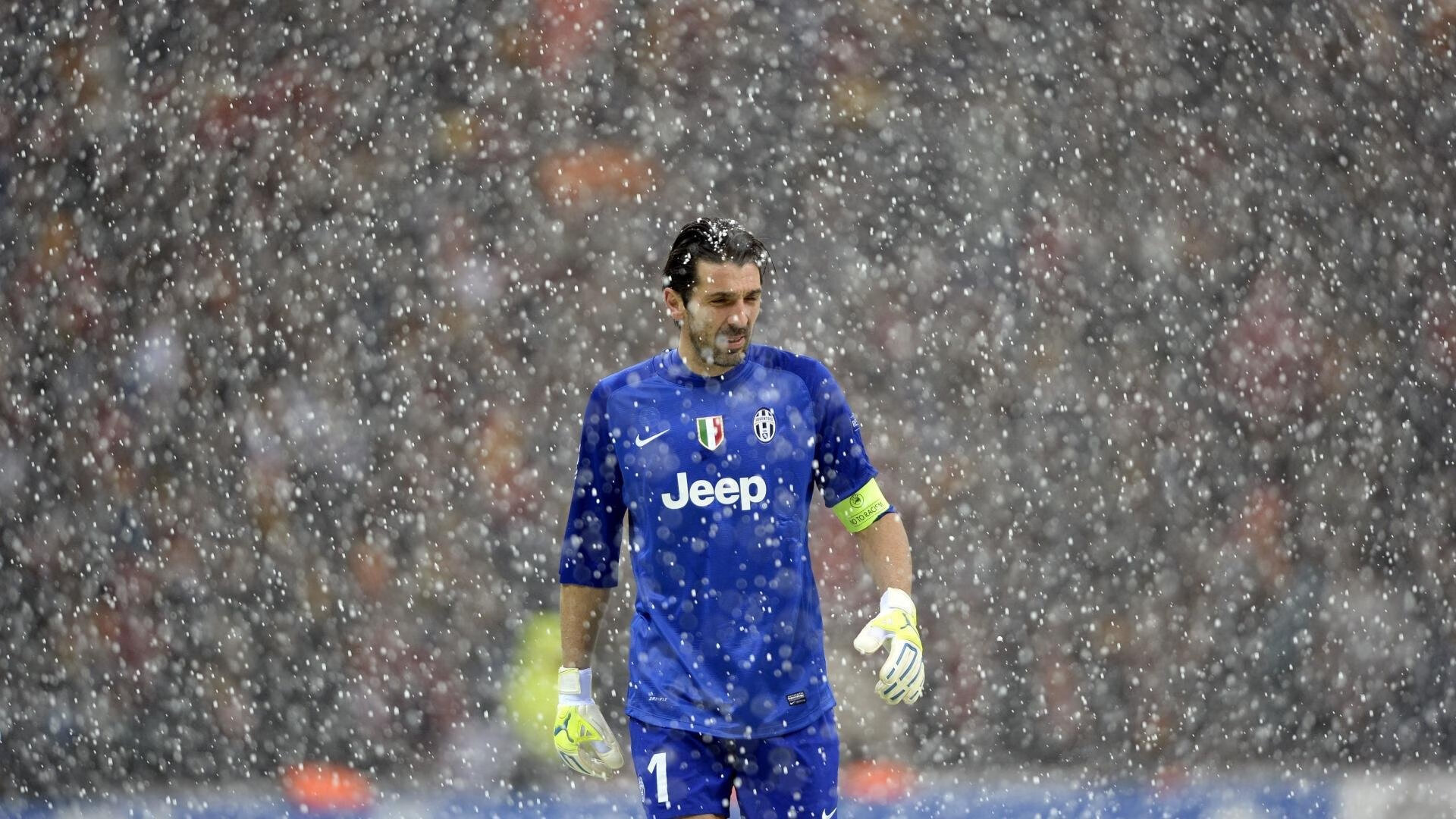 足球超级杯揭幕 联赛冠军对阵杯赛冠军巅峰碰撞